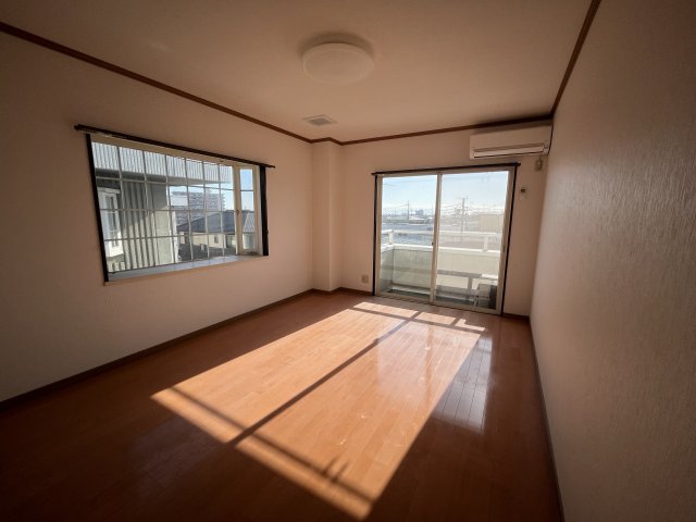 居室・リビング　洋室　出窓があります