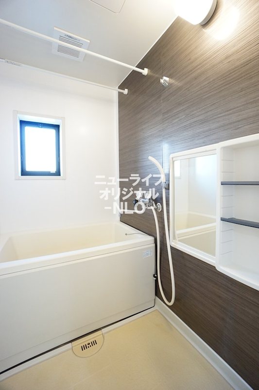 バス・シャワールーム　1日の疲れを癒す浴室は追い焚き機能付き。