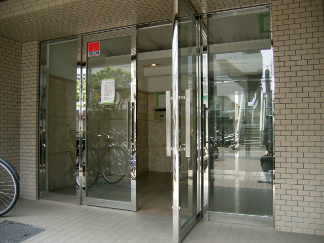 エントランス　★ガラス扉で明るいエントランス★