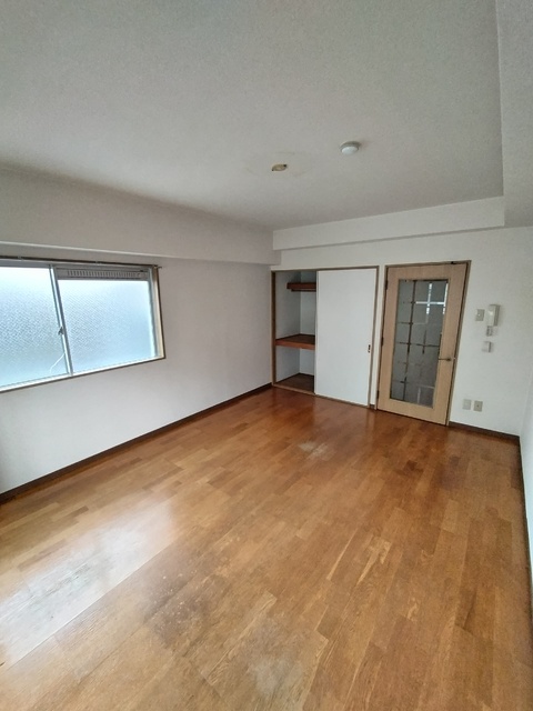 居室・リビング　８．４帖のゆとりのある居室です