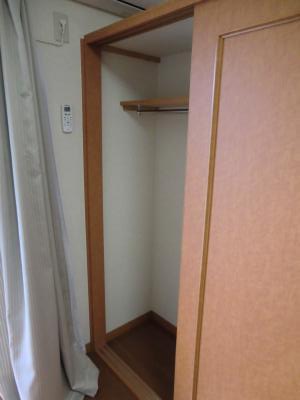 収納　お洋服もかけて収納できます。