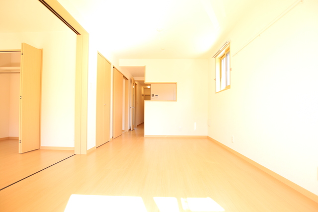 居室・リビング　カウンターキッチンのＬＤＫ１０．５帖　２面採光です