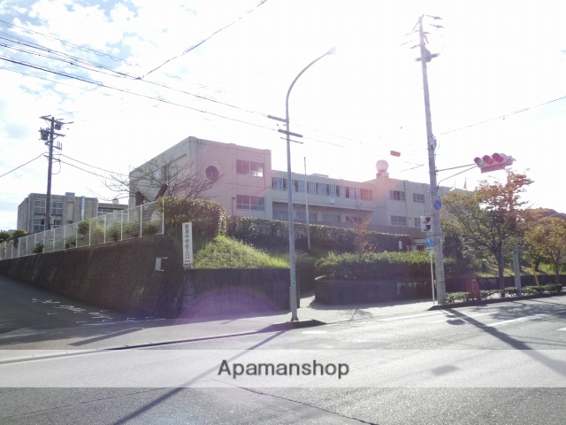 中学校　湖西市立鷲津中学校（中学校）まで364m