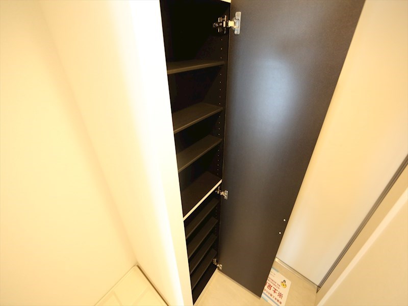 玄関　玄関　シューズボックス付（収納充実してます）