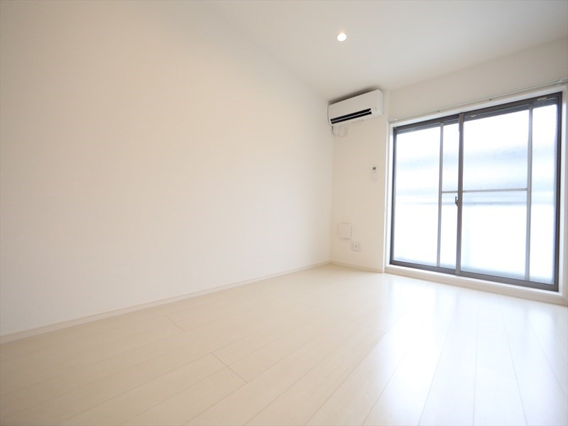 バルコニー　洋室6.9帖　エアコン完備　クローゼット付　バルコニー