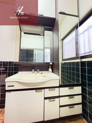 洗面設備　独立洗面台あり、毎朝おしゃれに忙しい女性の方におすすめです