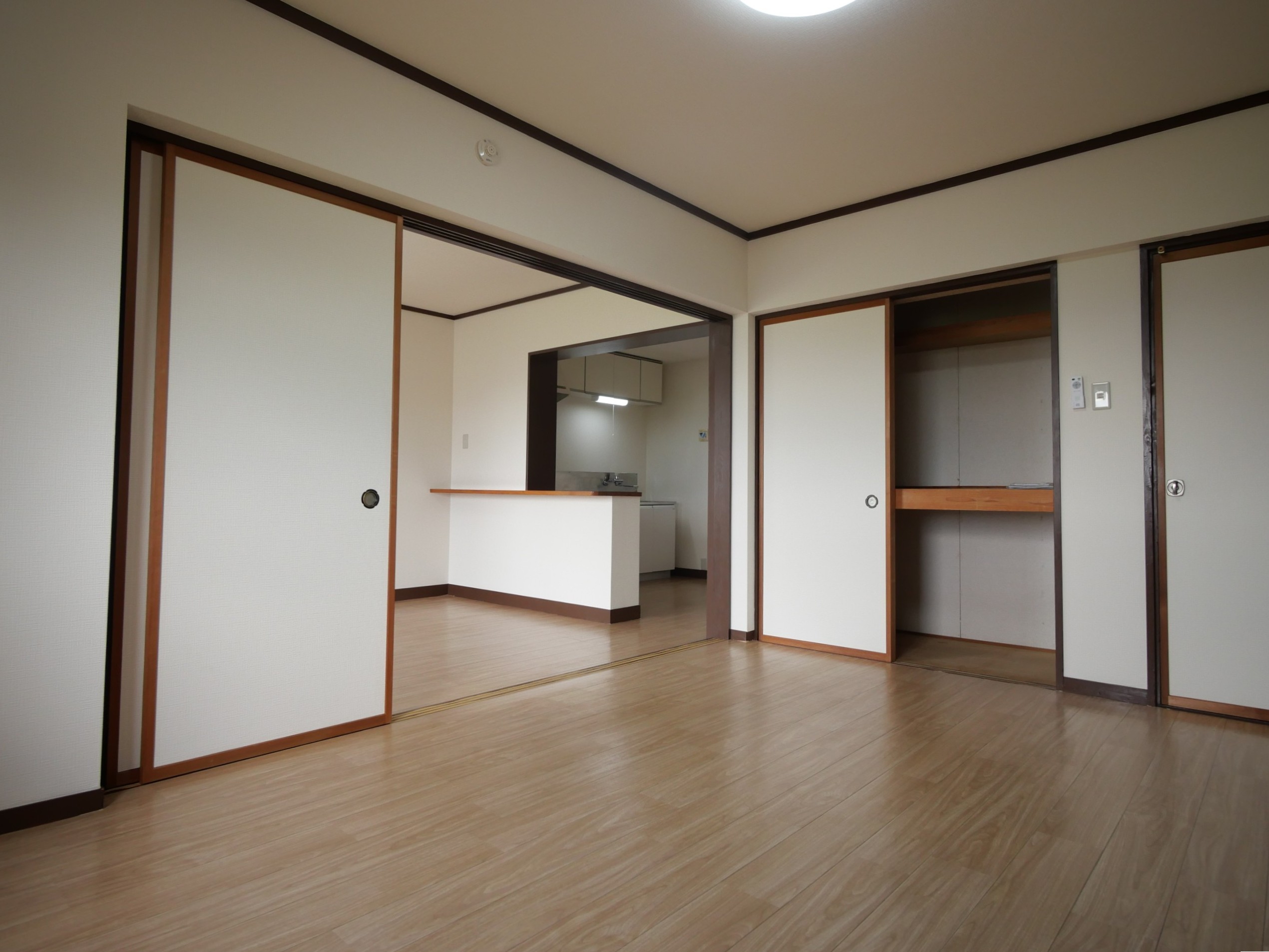 その他　8帖の洋室はLD、廊下の2面から出入りできます