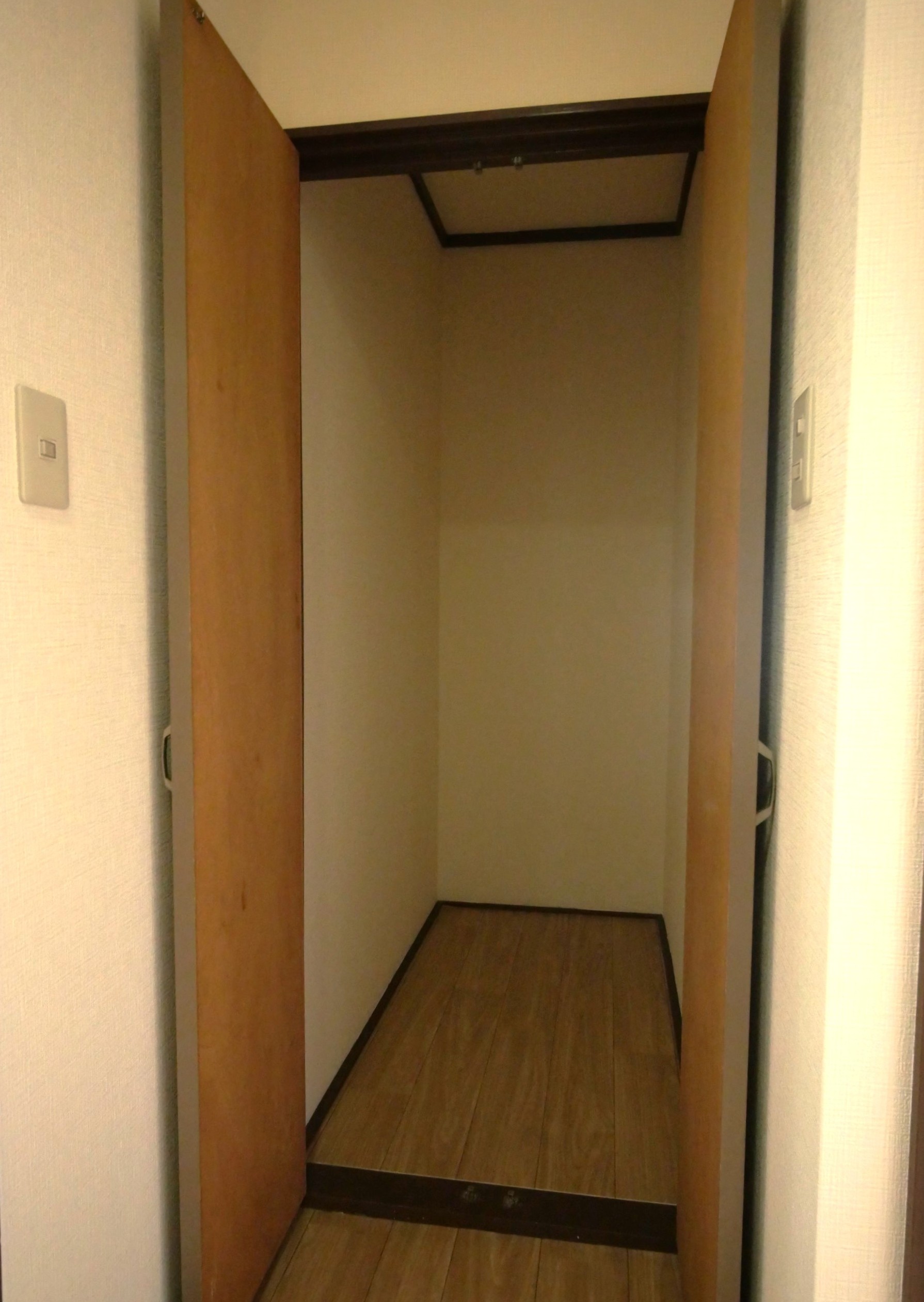 収納　廊下に広い収納スペースがあります