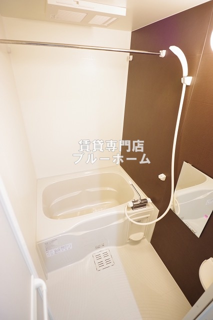 バス・シャワールーム　お風呂は浴室乾燥機付き！