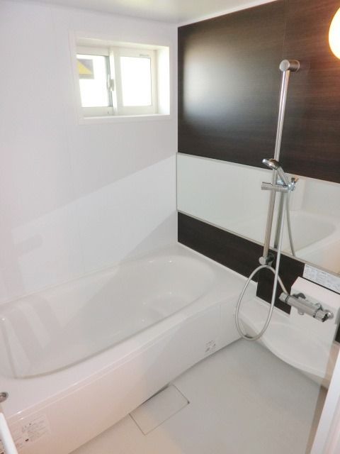 バス・シャワールーム　１坪タイプで追焚付きのバス。