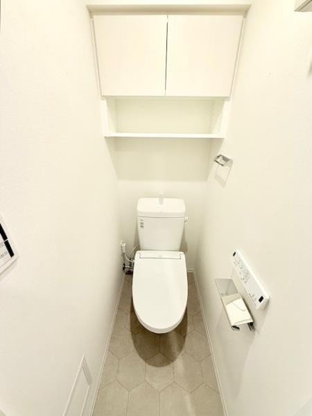 トイレ　落ち着いた色調のトイレです