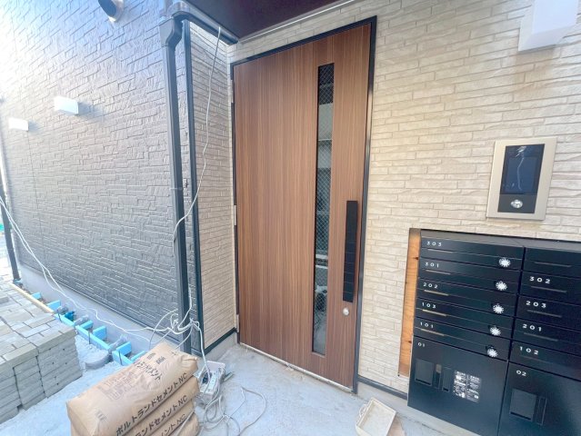 エントランス　オシャレなエントランスは安心のオートロック付きです。