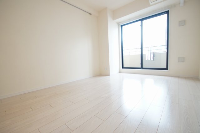 居室・リビング　「白色の床材を使用したお部屋です」