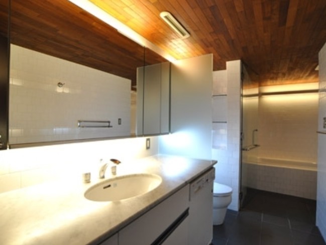 洗面設備　ゆったりとスペースのある洗面所