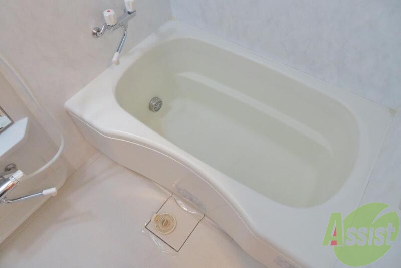 バス・シャワールーム　浴室はゆったりと浸かれるサイズ感になっています。