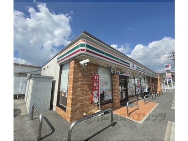 コンビニ　セブン－イレブン香芝穴虫店（コンビニ）まで700m