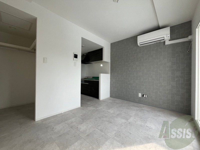 エントランス　広くてきれいなリビングです！快適に過ごせそうですね。