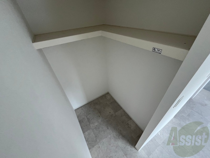 収納　こちらの収納にはハンガーをかけて服もしまえますね。