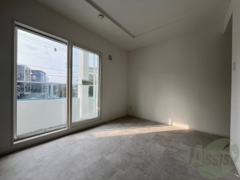 居室・リビング　フローリングと壁のカラーが明るい雰囲気ですね！