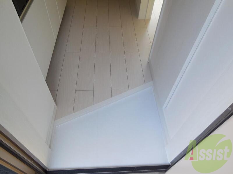 玄関　玄関を開けたらすぐにお部屋ではないので急な来客でも安心です