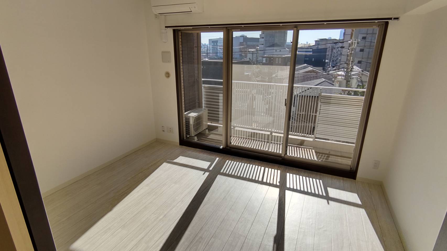 居室・リビング　エアコン付きなので年中快適です