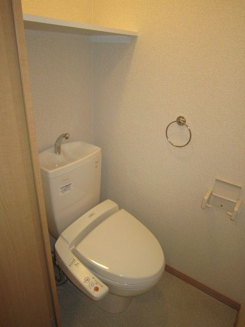 トイレ　温水洗浄便座有・収納棚有