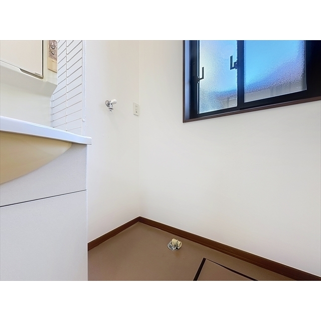 その他設備　洗濯機は洗面台の隣に置けます