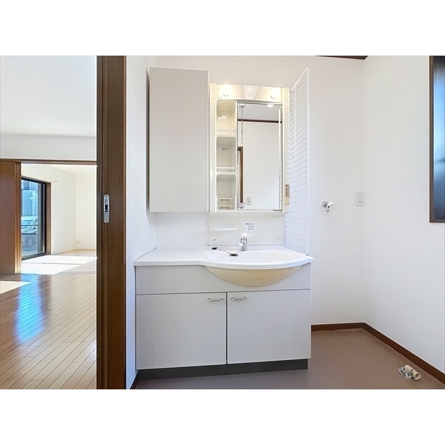 洗面設備　大型の独立洗面台です