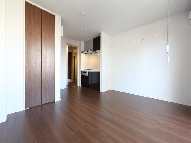 居室・リビング　洋室9.5帖　エアコン完備　バルコニーに面しています