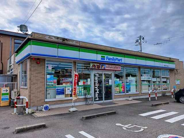 コンビニ　ファミリーマート高岡卸売市場前（コンビニ）まで550m