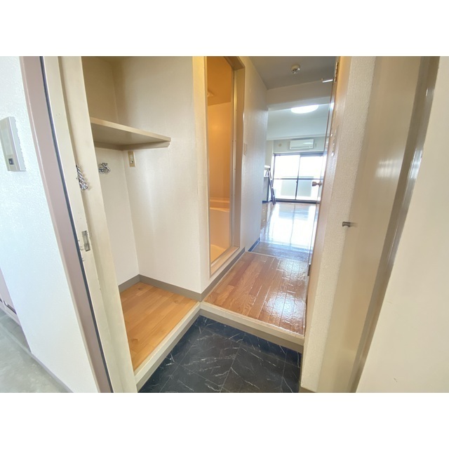 玄関　※別のお部屋の写真になります。