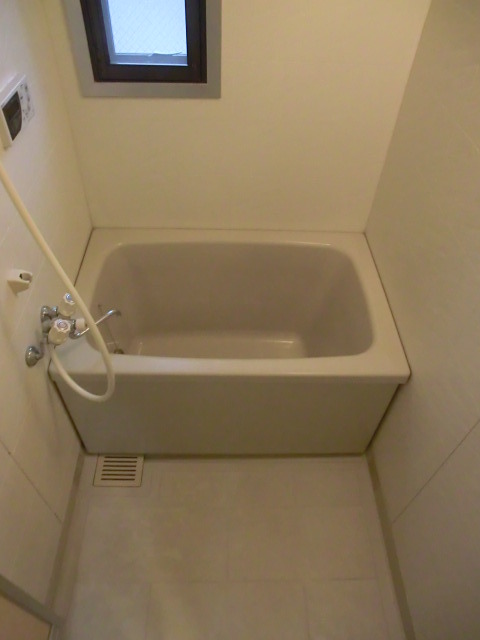 バス・シャワールーム　窓が付いて換気も楽チンですね。