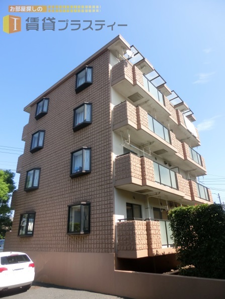 建物外観　全室角部屋のＲＣ構造マンション。大型ショッピングセンターも近