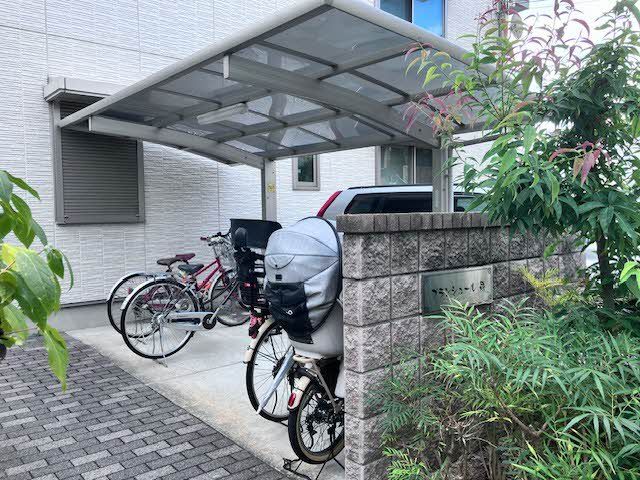 建物外観　敷地内屋根付き駐輪場