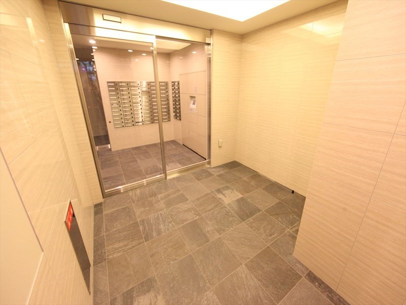 エントランス　エントランス　オートロック　宅配ＢＯＸ　防犯カメラ