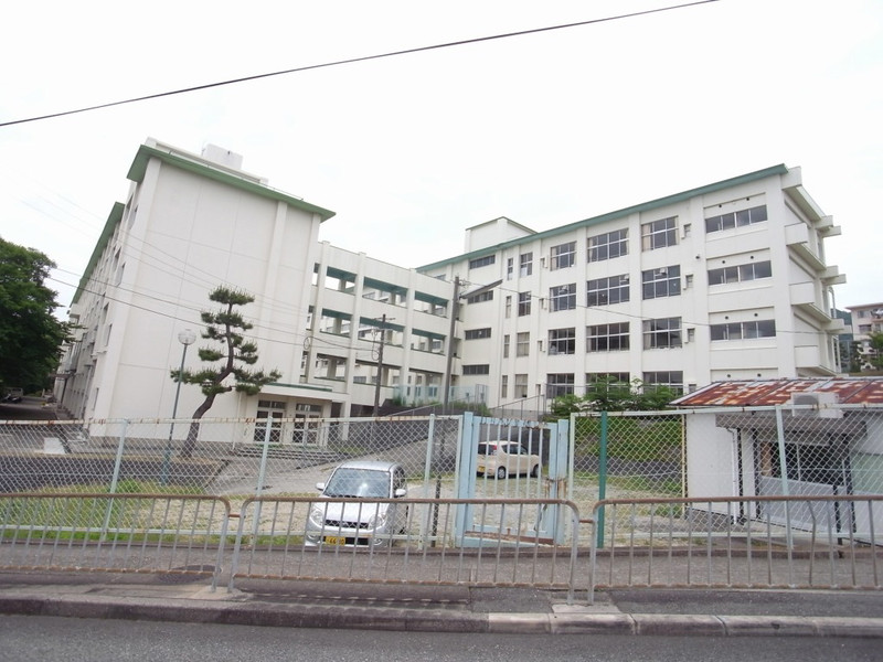 中学校　川西中学校（中学校）まで1978m