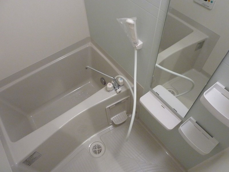 バス・シャワールーム　追い焚き機能、浴室換気乾燥機付きのバスルーム