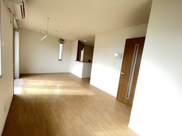 居室・リビング　光の差し込む明るいお部屋です