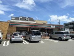 コンビニ　セブンイレブン（コンビニ）まで670m