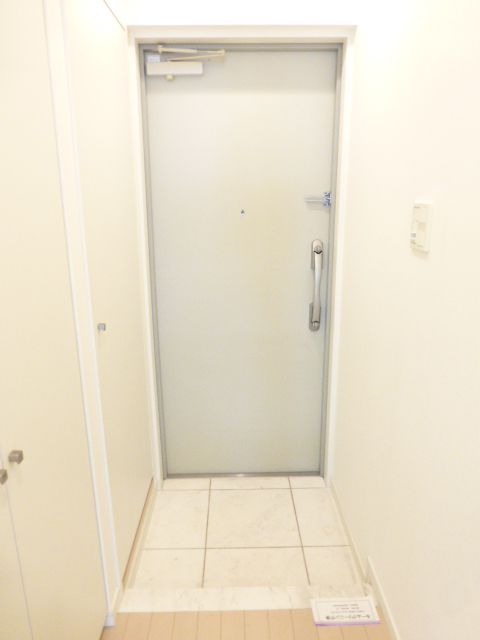 玄関　※別部屋の参考写真です。