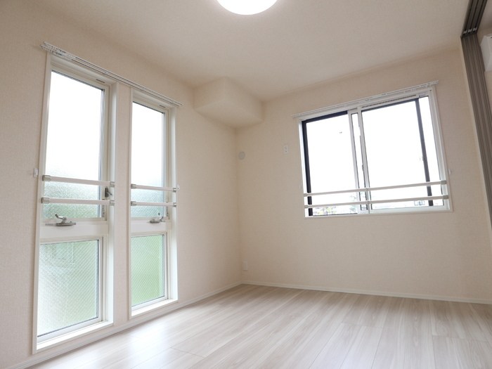 その他部屋・スペース　陽光が差し込むベッドルームに最適な洋室6.1帖