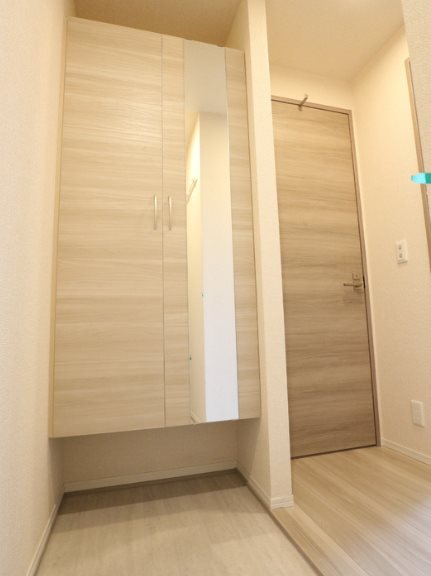 玄関　身だしなみチェックに便利な全身ミラー付きの玄関