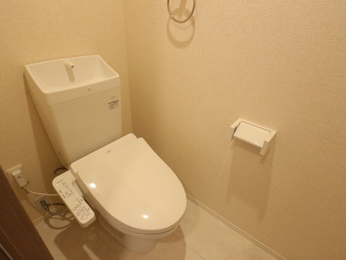トイレ　トイレには快適な温水洗浄便座付