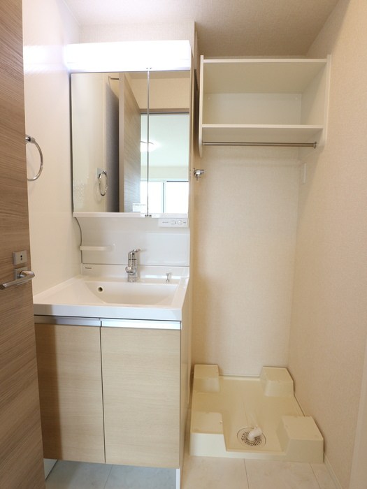 洗面設備　洗濯機置場もスペースが確保されており、使いやすい洗面室です