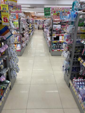 ドラックストア　（株）サンドラッグ川崎銀柳街店（ドラッグストア）まで605m