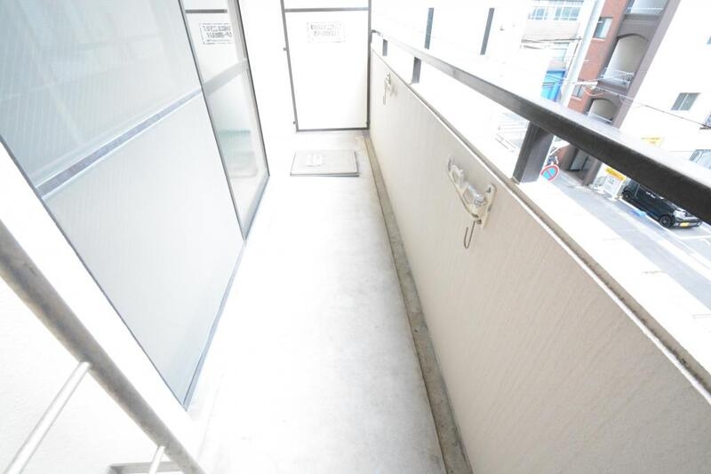 バルコニー　お洗濯もたくさん干せそうです。