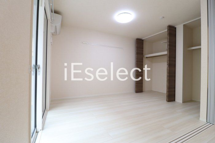 居室・リビング　お部屋に収納があるので広々使えますね