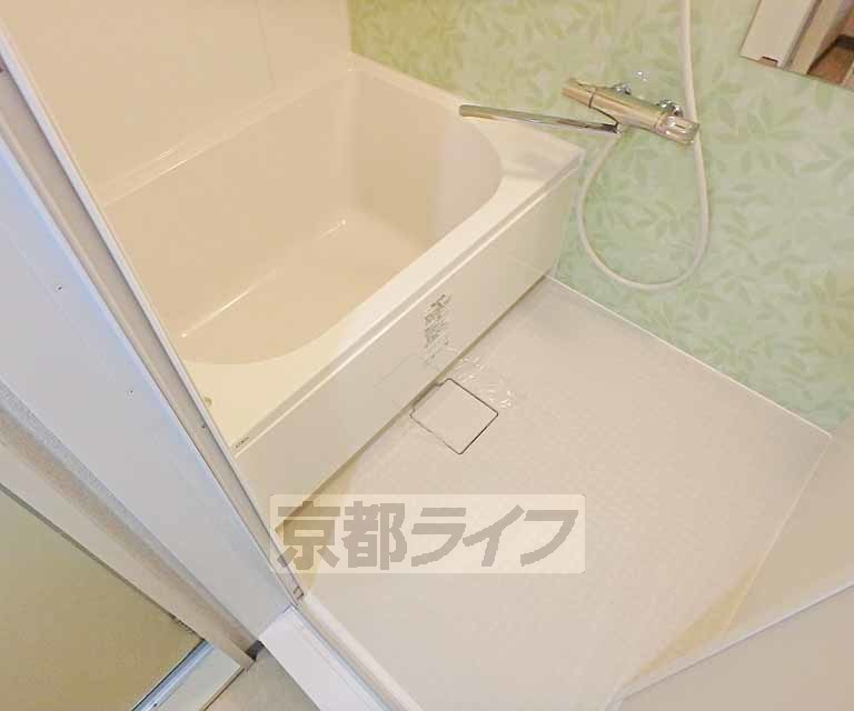 バス・シャワールーム　ゆったり浸かれるお風呂です。