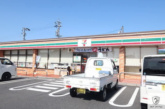 コンビニ　セブンイレブン（コンビニ）まで250m