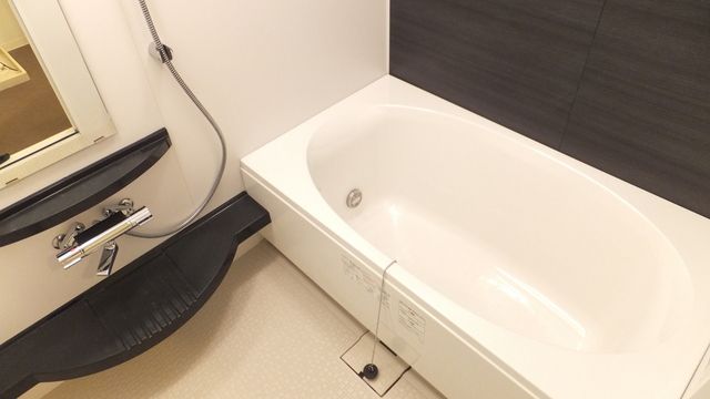 バス・シャワールーム　清潔感のあるバスルーム（追い焚き機能付き）